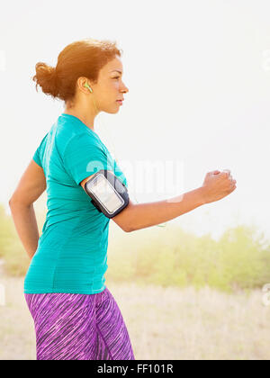 Razza mista donna jogging all'aperto Foto Stock