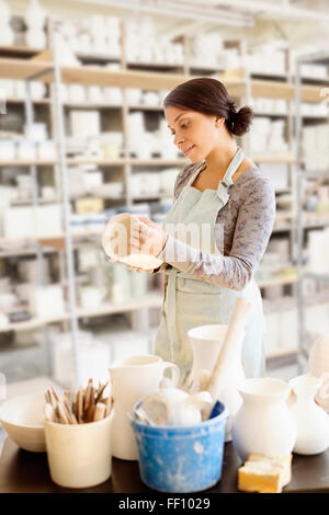 Razza mista potter il lavoro in officina Foto Stock