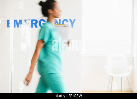 Gara di misto a piedi infermiere in ospedale Foto Stock