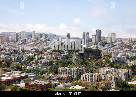 Vista di San Francisco Coit Tower e che circondano il centro di edifici da un elicottero di Viewpoint. Foto Stock