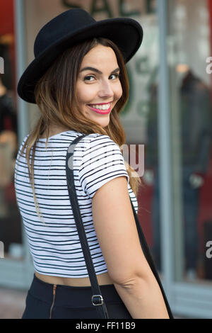 Ispanico donna sorridente all'aperto Foto Stock