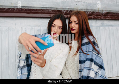 Due ragazze fanno selfie Foto Stock