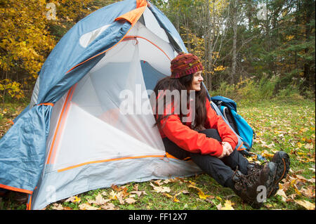 Escursionista seduto in tenda al campeggio Foto Stock