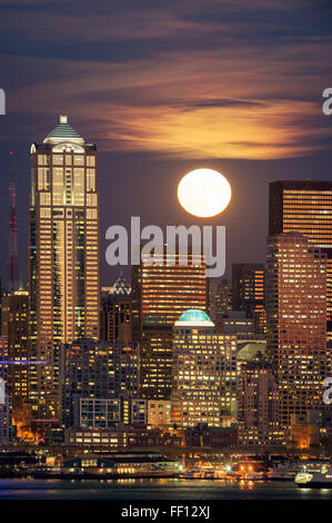 Luna e alti edifici su Seattle Waterfront, Washington, Stati Uniti Foto Stock