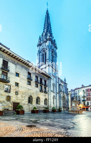 Basso angolo di visione della Chiesa ornati, Bilbao, Biscaglia, Spagna Foto Stock