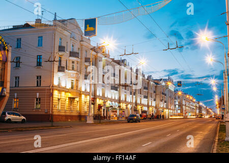 GOMEL, Bielorussia - Novembre 22, 2014: velocità di traffico - Percorsi di luce sul Viale Lenin a Gomel, Bielorussia. Strada di Notte, lunga Exposu Foto Stock