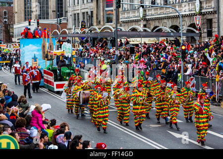 Street sfilata di carnevale e festa in Colonia, Germania in occasione del Carnevale di Lunedì, Martedì Grasso Lunedì, Rose Lunedì, persone in costumi, Foto Stock