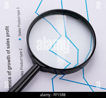 Close up lente di ingrandimento su un foglio di carta con la pianificazione Foto Stock