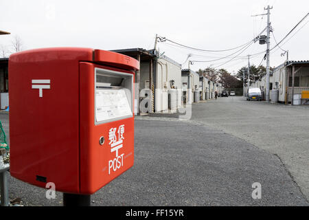 Temporanea alloggiamento prefabbricate in Kesennuma City il 9 febbraio 2016, Prefettura di Miyagi, Giappone. Dopo lo tsunami e il terremoto del marzo 2011 Alcune 53.000 unità prefabbricate sono stati costruiti per ospitare gli sfollati in tutta la regione. In Kesennuma City è previsto che circa 2.000 fuori di 2. 351 unità costruite vi resteranno occupati dopo il 5° anniversario. Esso è stato originariamente auspicato che tutti sfollati potrebbe essere spostato a strutture permanenti di questo tempo. © Rodrigo Reyes Marin/AFLO/Alamy Live News Foto Stock