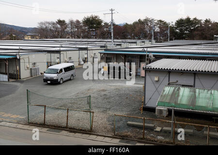 Temporanea alloggiamento prefabbricate in Kesennuma City il 9 febbraio 2016, Prefettura di Miyagi, Giappone. Dopo lo tsunami e il terremoto del marzo 2011 Alcune 53.000 unità prefabbricate sono stati costruiti per ospitare gli sfollati in tutta la regione. In Kesennuma City è previsto che circa 2.000 fuori di 2. 351 unità costruite vi resteranno occupati dopo il 5° anniversario. Esso è stato originariamente auspicato che tutti sfollati potrebbe essere spostato a strutture permanenti di questo tempo. © Rodrigo Reyes Marin/AFLO/Alamy Live News Foto Stock