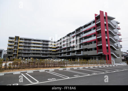 Nuovo alloggiamento pubblico nel quartiere Nango di Kesennuma City il 9 febbraio 2016, Prefettura di Miyagi, Giappone. Kesennuma City è stato uno dei peggiori luoghi colpiti dallo tsunami e dal terremoto del mese di marzo 2011 con molti edifici distrutti e oltre mille residenti di perdere la loro vita. Questo blocco 3 Nango Residence è stato completato nel 2015 ed ora alloggia permanentemente alcune 150 famiglie. Lo sviluppo è costruito su un pezzo di terra che ha usato essere una scuola ma fu distrutto dal terremoto e dallo tsunami. Ci sono certamente segni positivi di ricostruzione in zona ma alcuni 2.000 fuori di 2. 351 prefabbricato case temporanee in Kesennuma City sarà rem Foto Stock