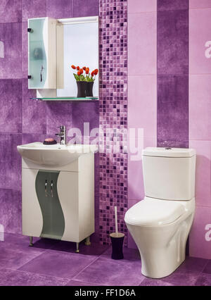 Bella ed elegante bagno in viola Foto Stock