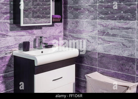 Dettaglio del bagno alla moda in viola e grigio colore - wc e lavabo Foto Stock