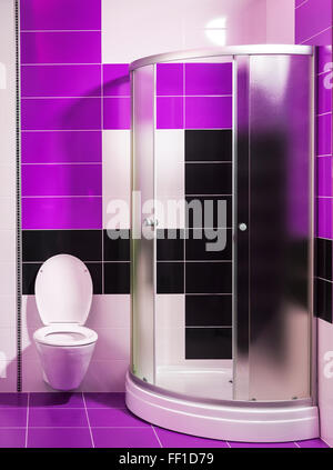Bagno moderno con doccia e le piastrelle elegante in viola e bianco Foto Stock