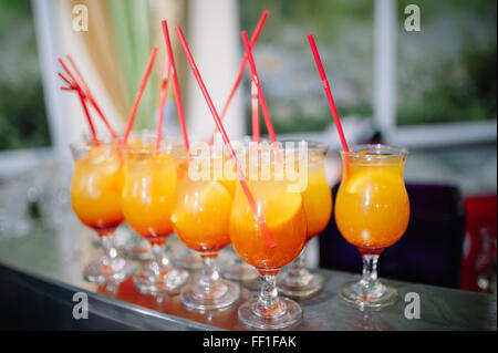 Cocktail tropicale in vetro, esotica frutta arancione Foto Stock