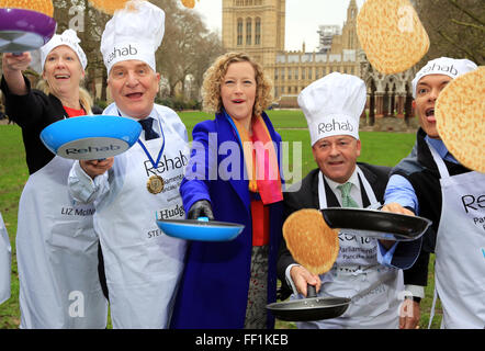 Londra, Regno Unito. Il 9 febbraio, 2016. Pancake parlamentare gara, Londra, Regno Unito. Liz McInnes MP, Steve Pound MP, Cathy Madden, Alan Duncan e Clive Lewis MP Credito: Oliver Dixon/Alamy Live News Foto Stock