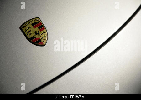 Monogramma sul cofano di argento Porsche sportscar. Foto Stock