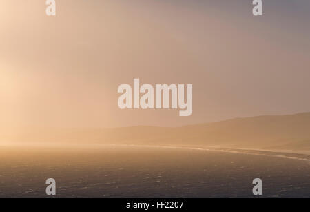 Luce di storm su Chesil Beach in Dorset, ripresa dall'isola di Portland. Foto Stock