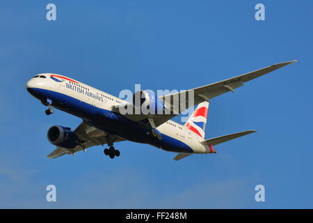 British Airways Boeing Dreamliner 787-8 G-ZBJF atterraggio all'Aeroporto Heathrow di Londra, Regno Unito Foto Stock