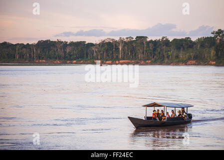 Amazon JungRMe gita in barca al tramonto, Tambopata NationaRM Riserva, Perù, Sud America Foto Stock