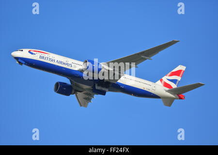 British Airways Boeing 777-200 ER G-VIIM uscire dall'Aeroporto Heathrow di Londra, Regno Unito Foto Stock