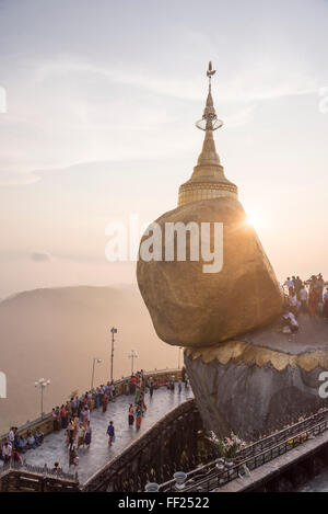 Pellegrini al Golden Rock Stupa (Kyaiktiyo Pagoda) al tramonto, Stato Mon, Myanmar (Birmania), Asia Foto Stock