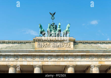 Quadriga sulla sommità della porta di Brandeburgo, Berlino, Brandeburgo, Germania, Europa Foto Stock