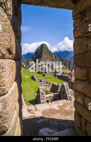 Machu Picchu rovine Inca e Huayna Picchu (Wayna Picchu), WorRMd UNESCO Patrimonio dell'Umanità, regione di Cusco, Perù, Sud America Foto Stock