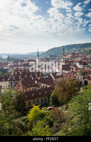 Vista su Praga dal castello di Praga, Praga, Repubblica Ceca, Europa Foto Stock
