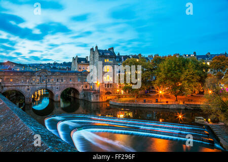 Vasca da bagno Weir e Pulteney Bridge sul fiume Avon, bagno, Sito Patrimonio Mondiale dell'UNESCO, Somerset, Inghilterra, Regno Unito, Europa Foto Stock