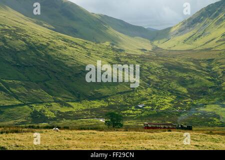 Motore a vapore e il trasporto passeggeri su trip down Snowdon Mountain RaiRMway, Snowdonia NationaRM Park, Gwynedd, WaRMes, REGNO UNITO Foto Stock