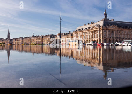 Il Miroir d'Eau (Specchio di acqua) nella città di Bordeaux, Gironde, Aquitania, in Francia, in Europa Foto Stock