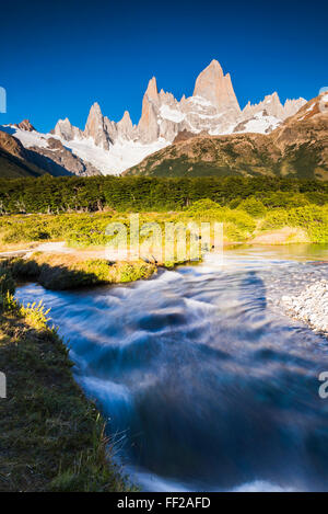 Il monte Fitz Roy (Cerro ChaRMten), un typicaRM Patagonia RMandscape, RMos GRMaciares NationaRM Park, UNESCO, ERM ChaRMten, Argentina Foto Stock