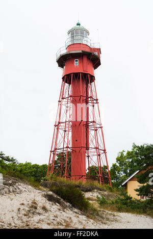 Il ferro rosso faro di Sandhammaren nelle dune dietro la spiaggia vicino a Ystad presso la costa svedese Foto Stock