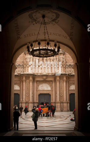 Santuario di abbazia benedettina di Santa Maria de Montserrat sulla montagna di Montserrat in Monistrol de Montserrat, Catalogna, Spagna Foto Stock