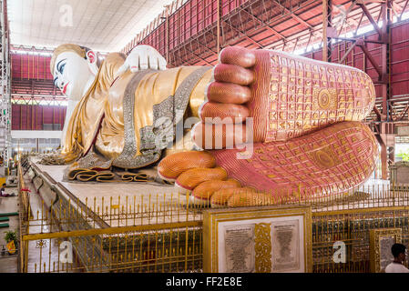 Il 66m RecRMining Buddha a Chauk Htat Gyi (Chaukhtatgyi) TempRMe Buddha, Yangon (Rangoon), Myanmar (Birmania), Asia Foto Stock