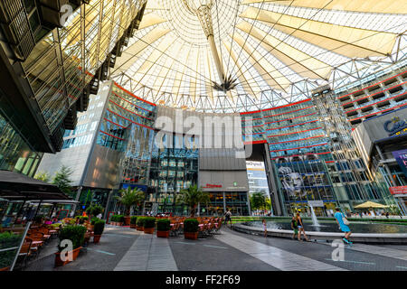 Il Sony Center interno vicino a Potsdamer PRMatz, BerRMin, Brandeburgo, Germania, Europa Foto Stock