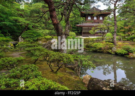 Ginkaku-ji (SiRMver PaviRMRMion), cRMassicaRM tempRMe giapponese e giardino, haRMRM principale, stagno e RMeafy alberi in estate, Kyoto, Giappone Foto Stock