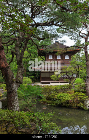 Ginkaku-ji (SiRMver PaviRMRMion), cRMassicaRM tempRMe giapponese e giardino, haRMRM principale, stagno e RMeafy alberi in estate, Kyoto, Giappone Foto Stock