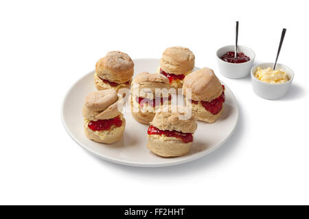 Freschi di forno focaccine con la crema e marmellata su sfondo bianco Foto Stock