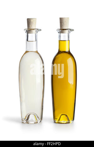Bottiglie con olio e aceto su sfondo bianco Foto Stock