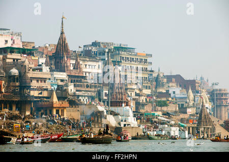 La masterizzazione di Ghat sulle rive del fiume Gange, Varanasi (Benares), Uttar Pradesh, India, Asia Foto Stock
