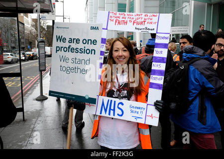 Londra, UK, 10 febbraio 2016. I medici sono scesi in sciopero per la seconda volta quest'anno, in relazione alla controversia in corso con il governo su un nuovo contratto. Credito: Yanice Idir / Alamy Live News Foto Stock