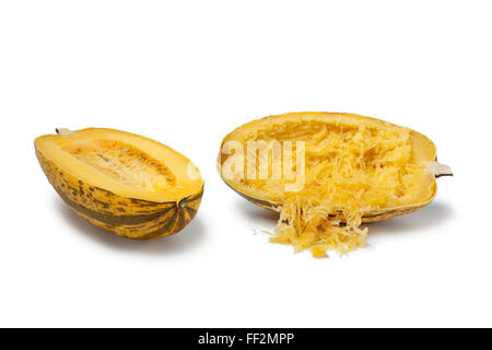 Cuocere gli spaghetti squash su sfondo bianco Foto Stock