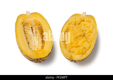 Cuocere gli spaghetti squash su sfondo bianco Foto Stock