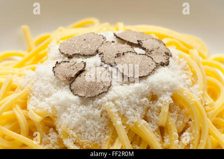 Spaghetti con tartufo nero d'inverno e parmigiano close up Foto Stock