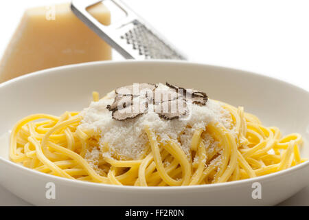 Spaghetti con tartufo nero d'inverno e parmigiano su un piatto di portata Foto Stock