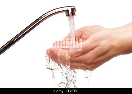 Lavarsi le mani sotto acqua di rubinetto corrente, isolata su uno sfondo bianco. Foto Stock