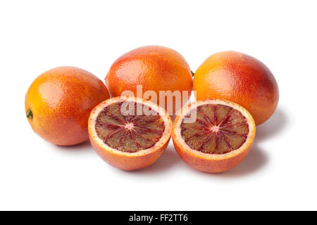 Tutto fresco e metà arance rosse su sfondo bianco Foto Stock
