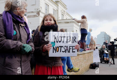 Brighton, Sussex, Regno Unito. Il 10 febbraio, 2016. I medici in formazione sulla linea di picchetto fuori del Royal Sussex County Hospital di Brighton oggi come essi prendono parte in un giorno di sciopero nazionale in tutta la Gran Bretagna Credito: Simon Dack/Alamy Live News Foto Stock